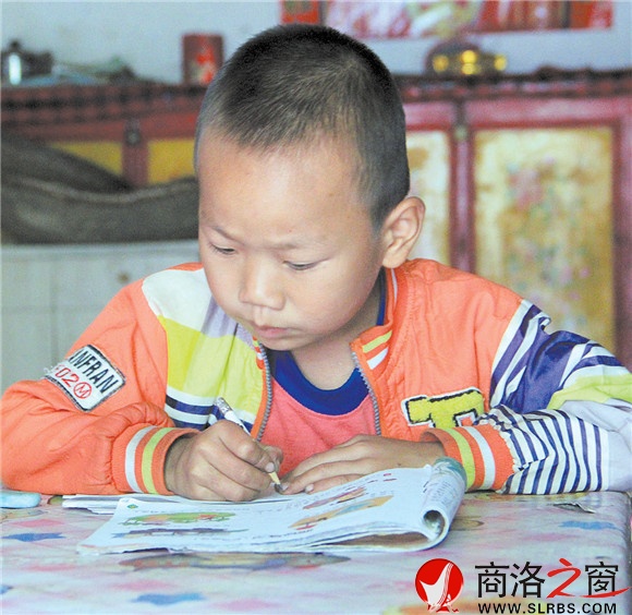 王猛濤正在家里做作業(yè)