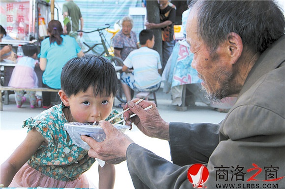 對于雷雪娟而言，暑假生活里最幸福的事就是吃爺爺給她買的涼皮。