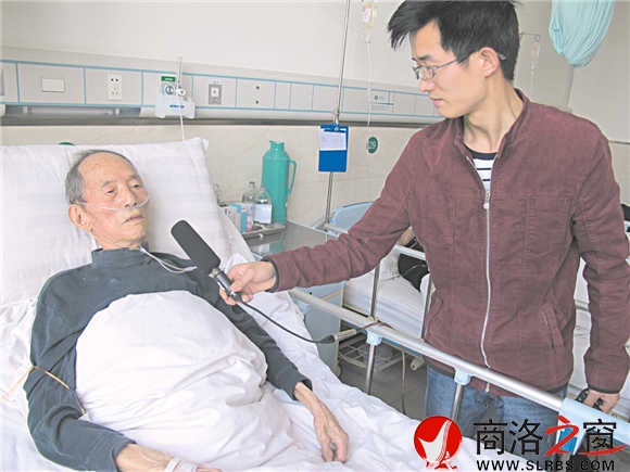 劉振聲老人在病床上接受媒體采訪